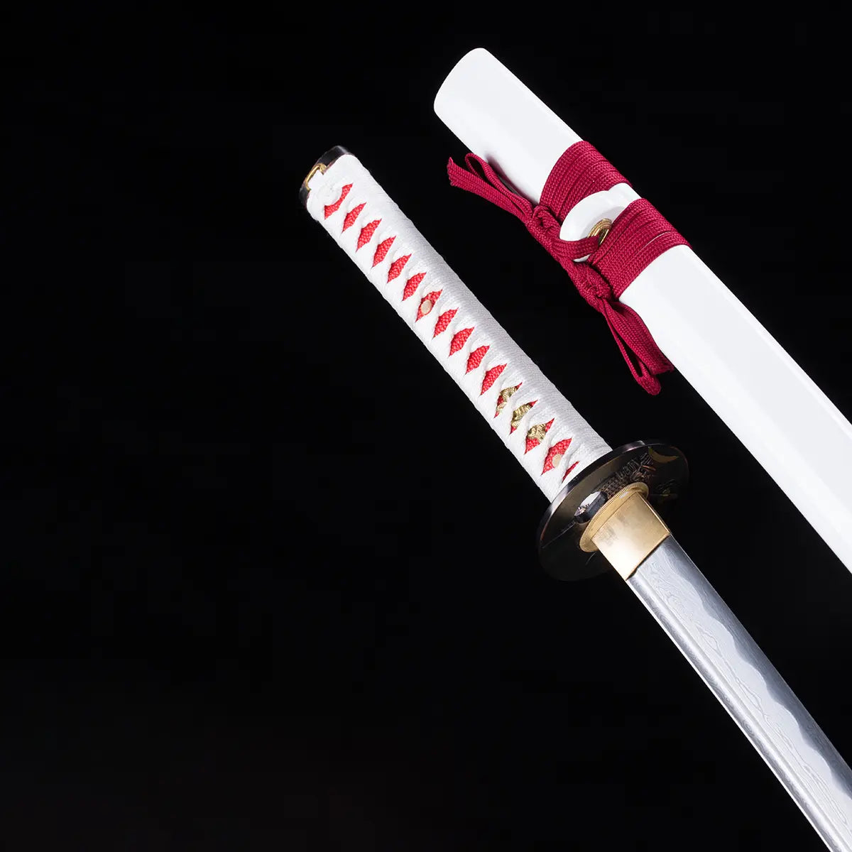 Katana japonais Date Masamune présenté en détail sur fond noir, poignée (tsuka) blanche avec tressage rouge et ornements dorés, fourreau (saya) blanc laqué avec cordon rouge, lame en acier plié damassé partiellement dégainée – katana artisanal de collection Blade Bushido.