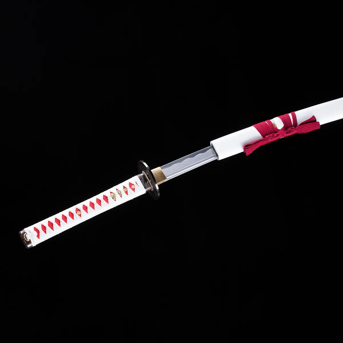 Katana japonais Date Masamune présenté sur fond noir, lame damassée partiellement dégainée du saya blanc laqué avec cordon rouge, poignée (tsuka) blanche au tressage rouge et ornements dorés, garde en métal sombre – katana de collection Blade Bushido.