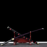 Katana japonais Shusui – réplique Roronoa Zoro One Piece, lame en acier carbone 1045 noir avec motifs rouges, exposé sur support en bois, fond noir – Blade Bushido™
