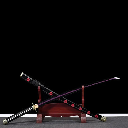 Katana japonais Shusui – réplique Roronoa Zoro One Piece, lame en acier carbone 1045 noir avec motifs rouges, exposé sur support en bois, fond noir – Blade Bushido™