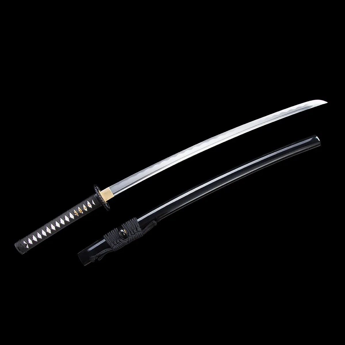 Katana japonais artisanal Shinshi no Ken présenté lame dégainée au-dessus de son fourreau noir laqué sur fond noir profond, lame en acier poli avec hamon ondulé visible, habaki doré, poignée noire avec tressage traditionnel laissant apparaître un samegawa blanc et fourreau équipé d’un sageo gris foncé nou
