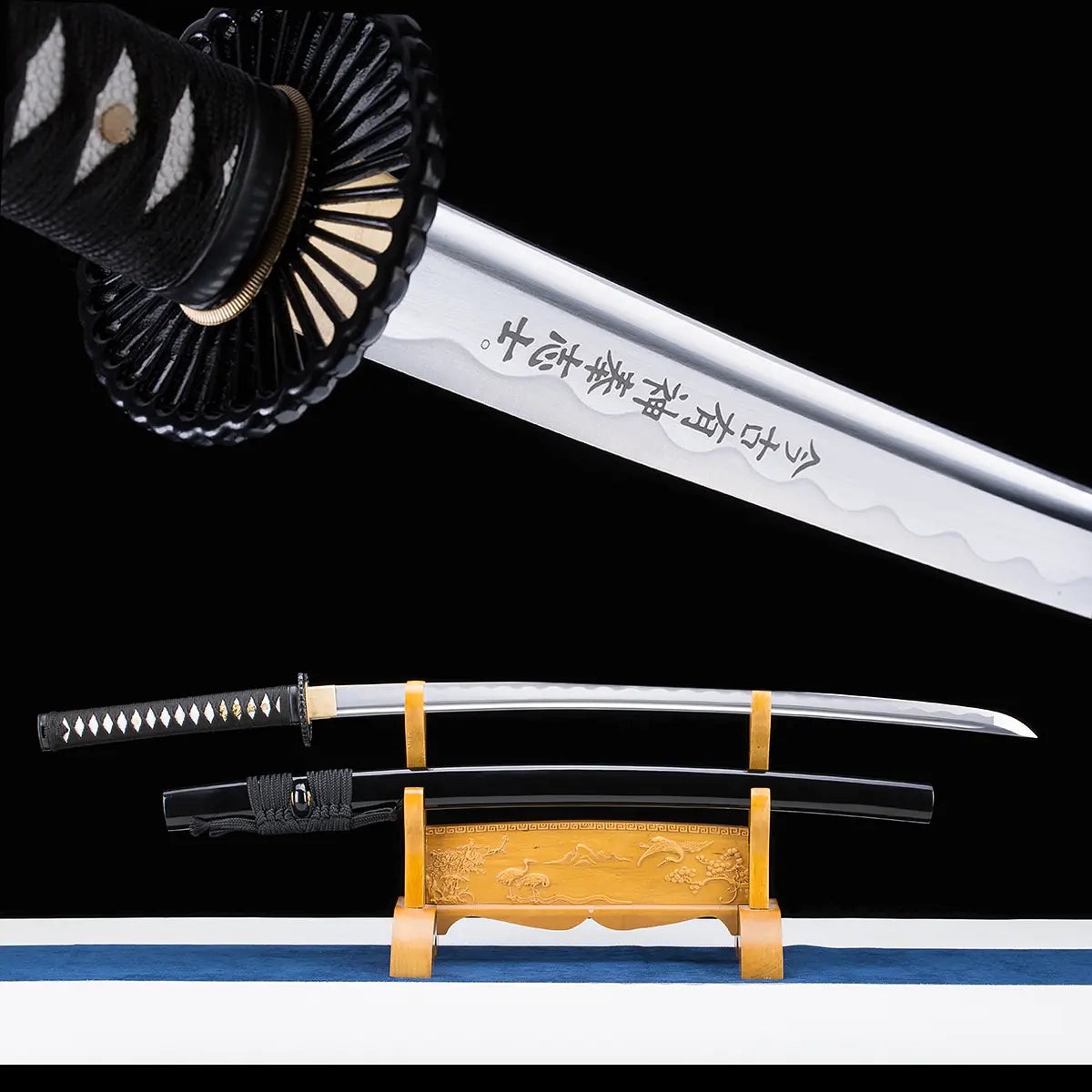 Montage présentant le katana japonais artisanal Shinshi no Ken sur fond noir avec vue rapprochée de la lame gravée et hamon ondulé, ainsi qu’une vue complète du katana dégainé posé sur un support en bois doré, fourreau noir laqué avec sageo gris foncé et poignée noire à tressage traditionnel laissant apparaître un samegawa blanc.
