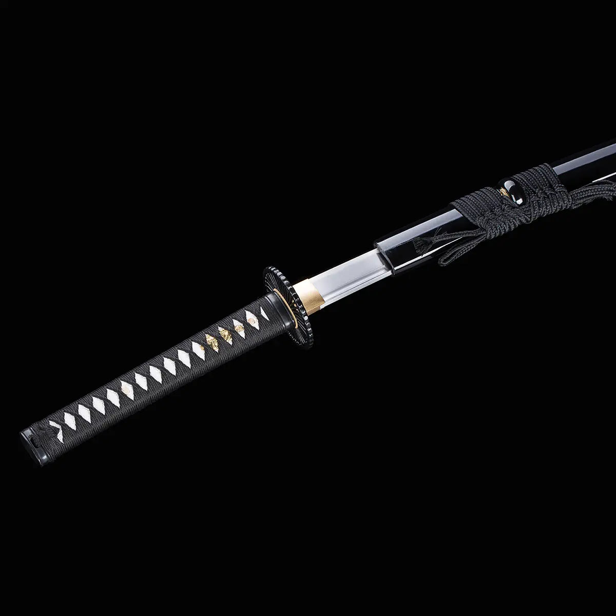 Katana japonais artisanal Shinshi no Ken partiellement dégainé sur fond noir, lame en acier visible au niveau du habaki doré, tsuba noire nervurée, manche noir avec tressage traditionnel et samegawa blanc apparent, fourreau noir laqué avec sageo gris foncé noué.
