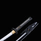 Détail du manche et du fourreau du katana japonais artisanal Shinshi no Ken sur fond noir profond, poignée noire avec tressage en losanges laissant apparaître un samegawa blanc et des menuki dorés, tsuba noire nervurée, habaki doré, saya noir laqué brillant avec sageo gris foncé noué.
