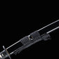 Détail du fourreau (saya) noir laqué du katana japonais artisanal Shinshi no Ken sur fond noir, sageo gris foncé soigneusement noué autour du kurikata, surface brillante et lisse reflétant la lumière, tsuba noire visible à l’avant et manche partiellement apparent.
