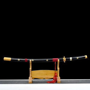 Katana Japonais Enma Black sur son support en bois, réplique collector One Piece en acier carbone 1045, lame noire et rouge forgée main.