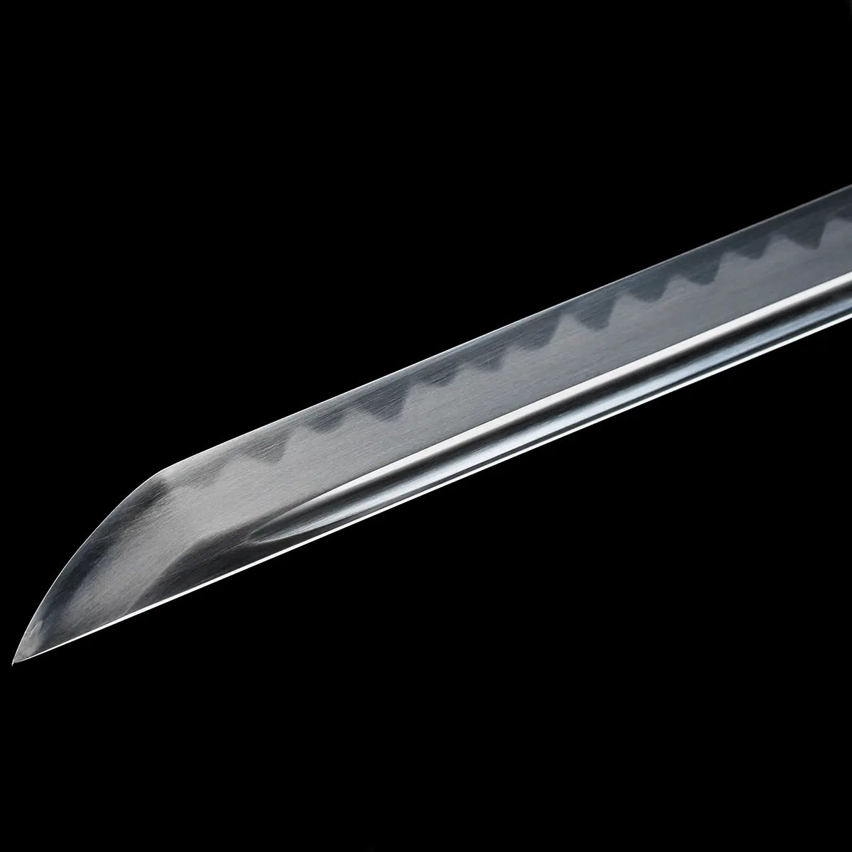 Gros plan de la lame du katana japonais Shirasaya Hatamoto, acier 1095 avec trempe à l’argile et hamon authentique.