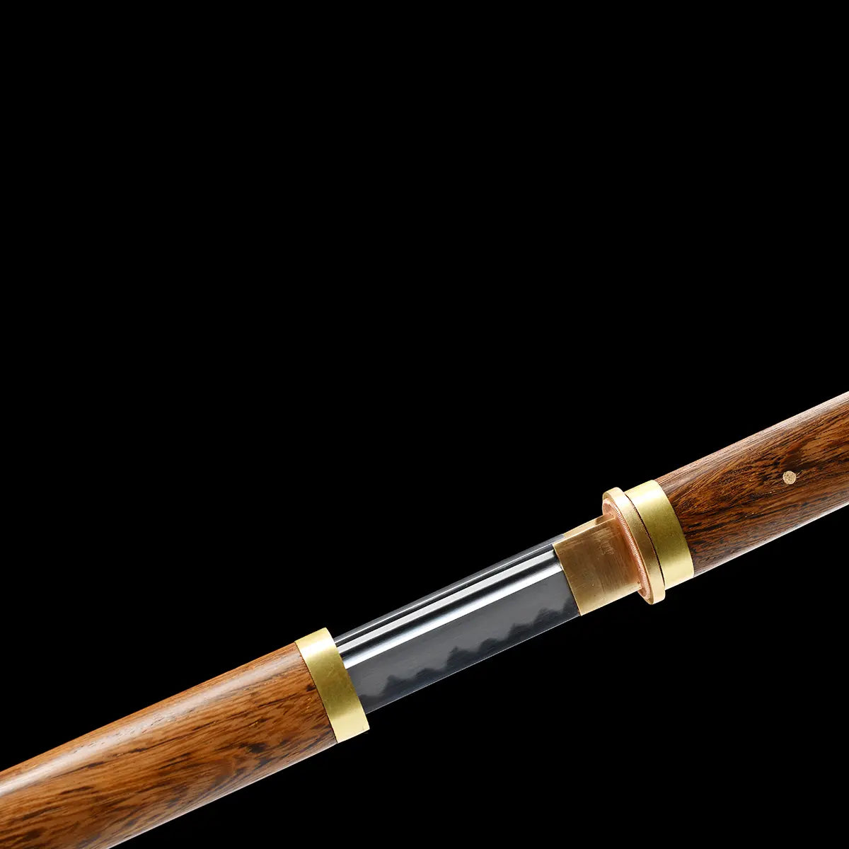 Détail du montage traditionnel du katana japonais Shirasaya Hatamoto, bois naturel poli et lame de collection.