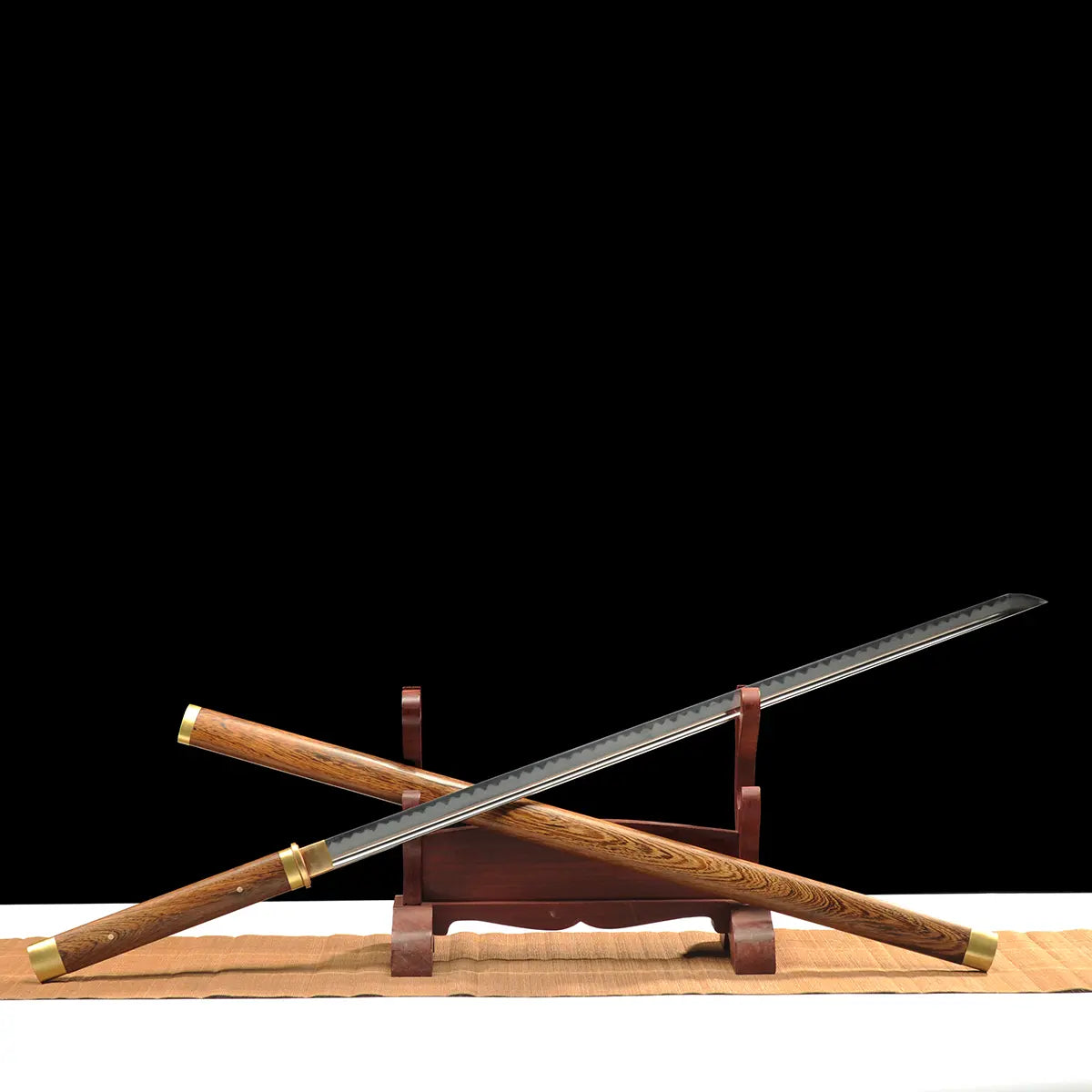 Katana japonais Shirasaya Hatamoto, lame dégainée et saya en bois précieux, présentation sur socle traditionnel.