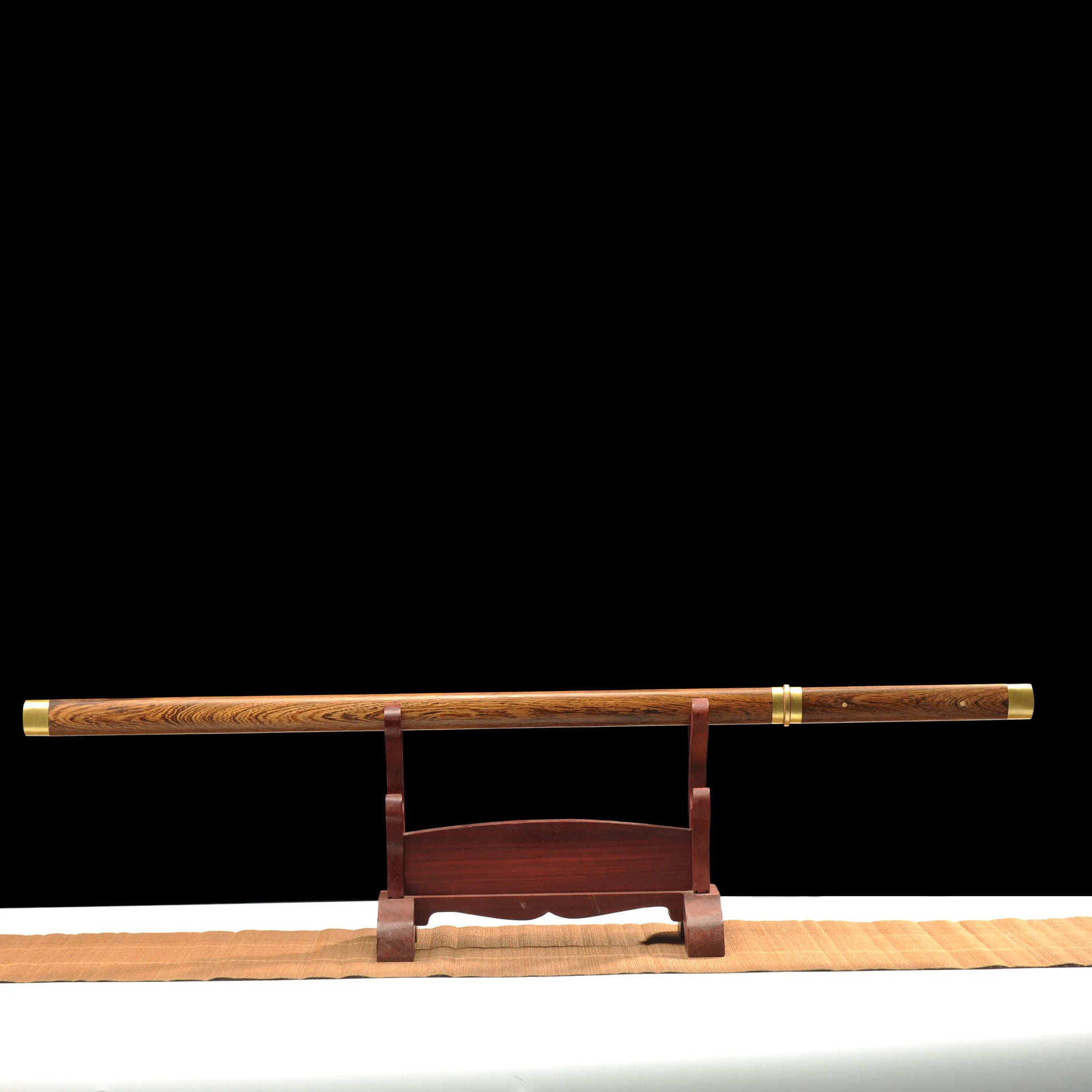 Katana japonais Shirasaya Hatamoto exposé sur support en bois, lame forgée et saya artisanal.