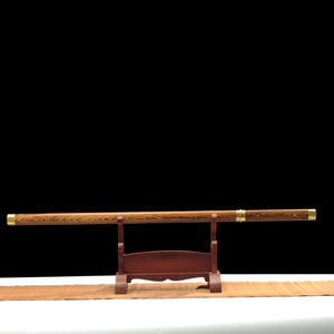 Katana japonais Shirasaya Hatamoto exposé sur support en bois, lame forgée et saya artisanal.