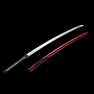 Vue complète du katana japonais “Kurenai no Tsuki” avec saya rouge laqué et lame forgée brillante, poignée tsuka noire tressée et sageo noir, photographié sur fond noir studio – katana de collection Blade Bushido.