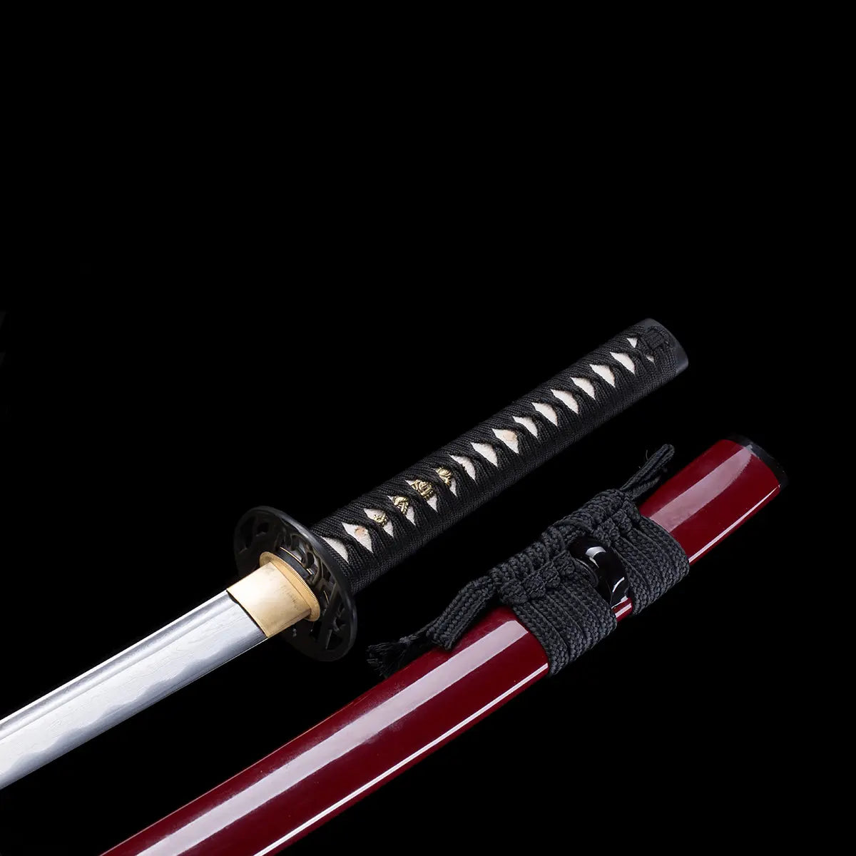 Vue rapprochée du katana japonais “Kurenai no Tsuki” avec poignée tsuka noire tressée, saya rouge laqué orné d’un sageo noir et lame forgée partiellement dégainée, photographié sur fond noir studio – katana artisanal Blade Bushido.
