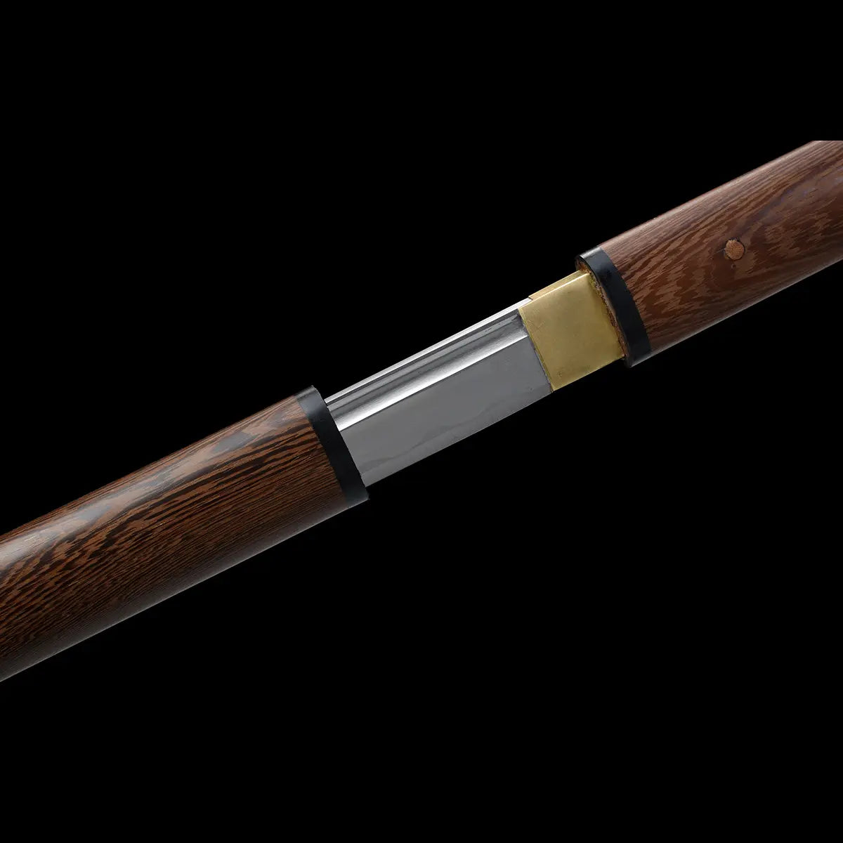 Gros plan sur le manche du katana japonais Shirasaya en bois de rose avec finitions artisanales.