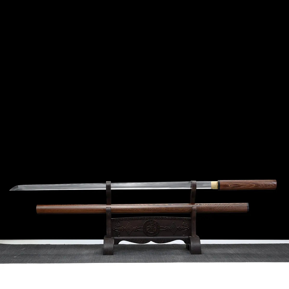 Katana japonais Shirasaya présenté sur support traditionnel, lame et fourreau en bois de rose croisés.