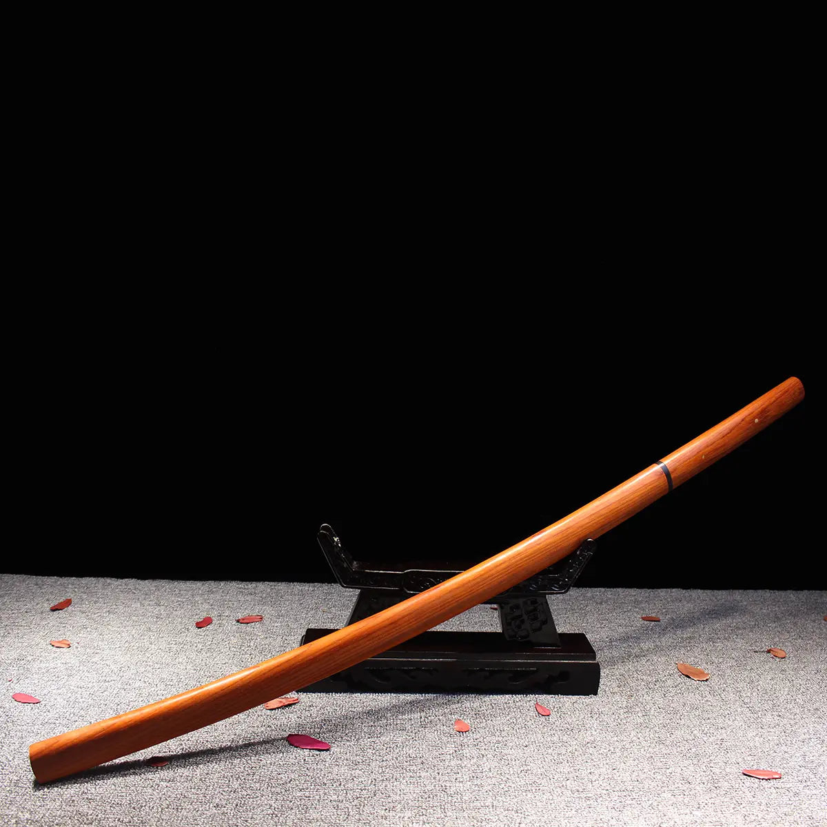 Katana Shirasaya Ghost Dog posé sur son support, monture en bois de rose et style sobre traditionnel.
