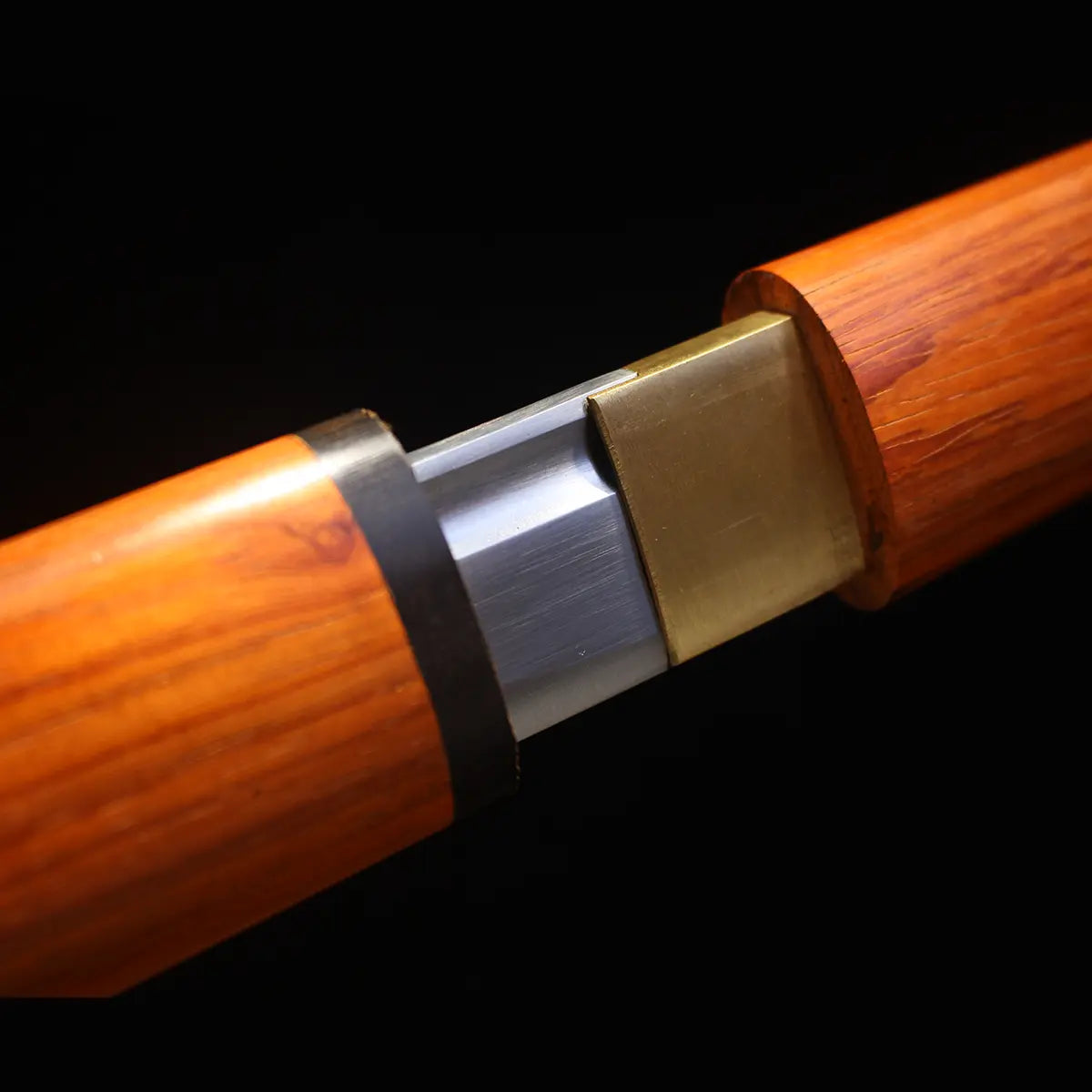 Habaki en laiton du katana Shirasaya Ghost Dog, monture traditionnelle japonaise en bois de rose.