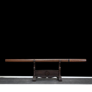 Katana japonais Shirasaya dégainé, lame en acier 1060 reposant sur un support en bois sculpté.