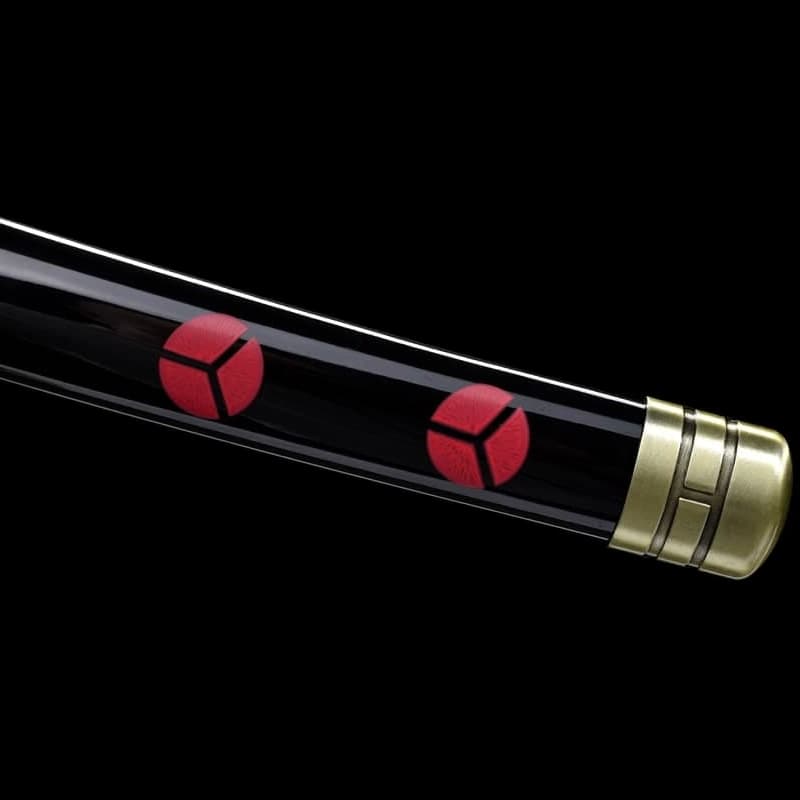 Gros plan sur l’extrémité du fourreau (koiguchi) du katana japonais Shusui, finition noire brillante et motifs rouges.