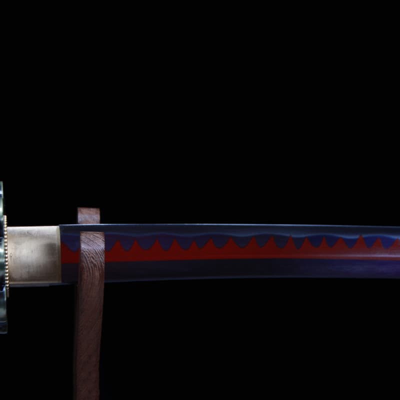 Gros plan sur la lame noire avec motif rouge du katana japonais Shusui en acier carbone 1045.