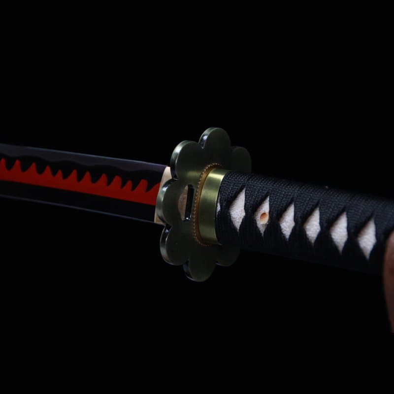 Gros plan sur la garde en forme de fleur et la lame noire et rouge du katana japonais Shusui en acier carbone 1045, réplique Roronoa Zoro.