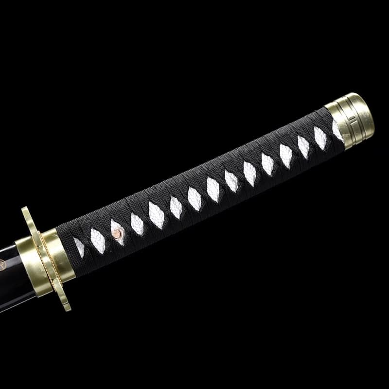 Gros plan sur la poignée noire en tsuka-maki du katana japonais Shusui avec peau de raie blanche synthétique.