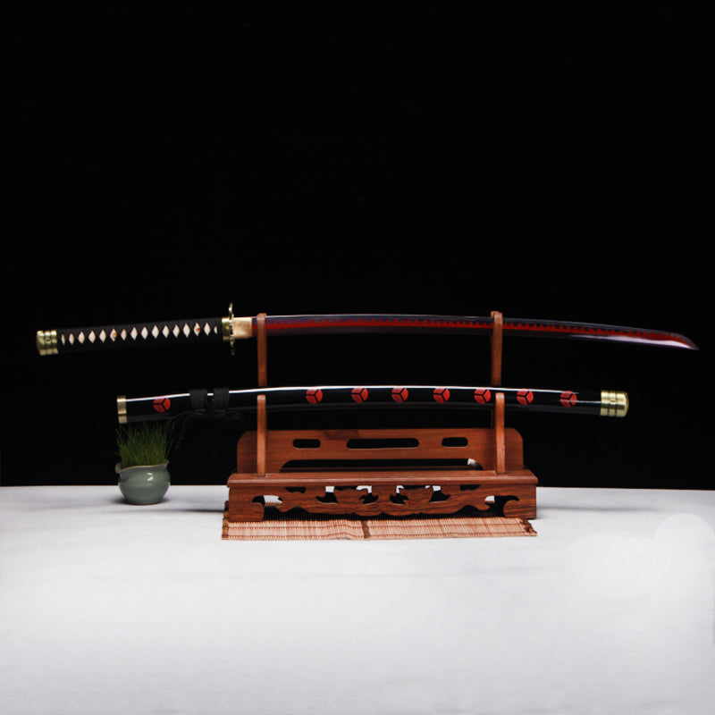 Katana japonais Shusui forgé main en acier carbone 1045, lame noire et rouge, exposé sur support décoratif.