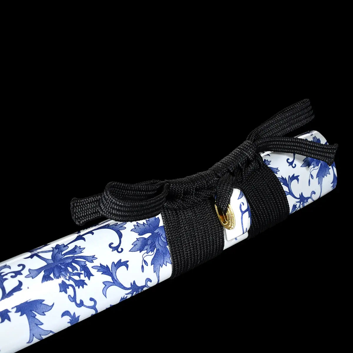 Détail du saya blanc laqué décoré de motifs floraux bleus et cordon noir du katana japonais Tomoe Gozen.