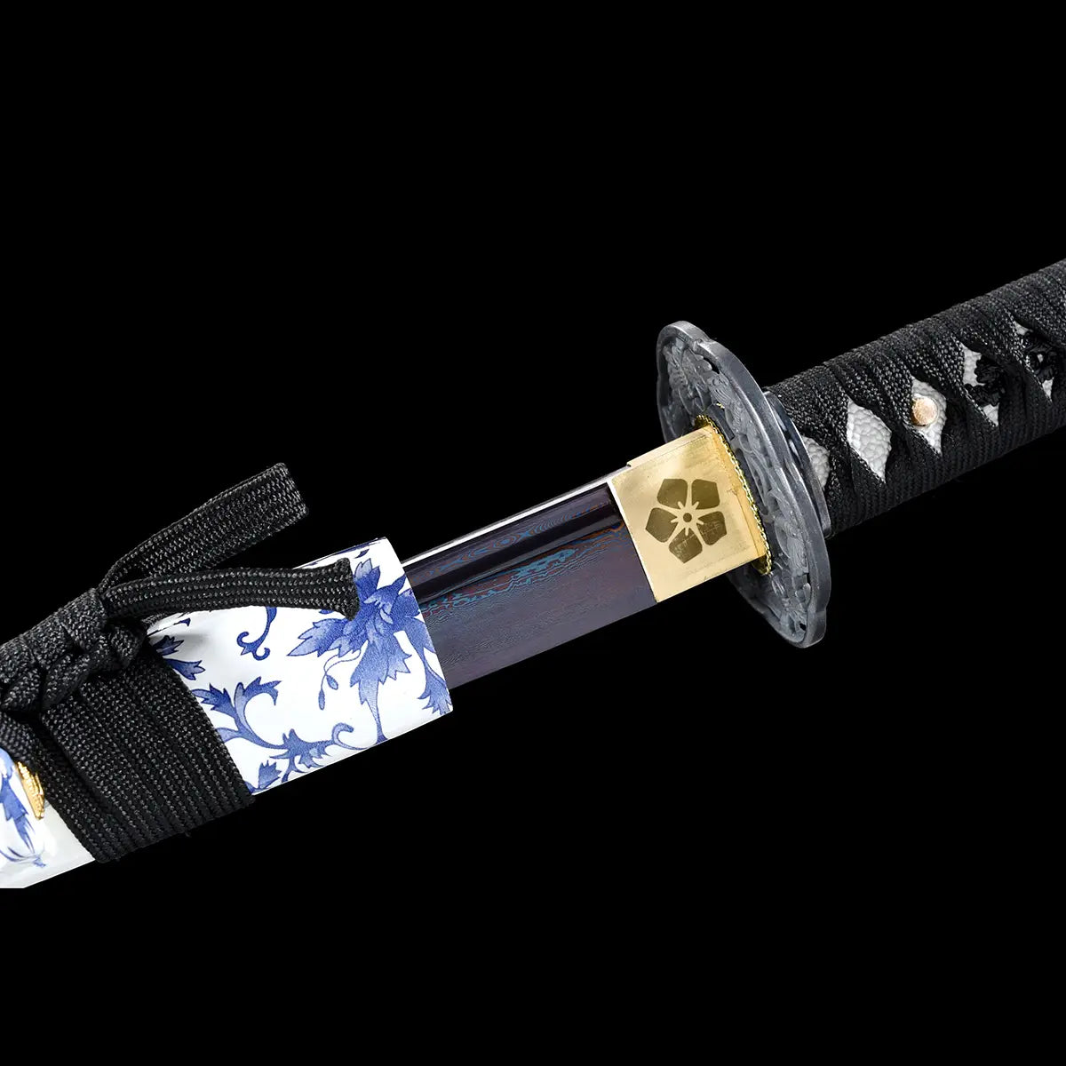 Détail du saya blanc décoré et du habaki doré du katana japonais Tomoe Gozen, lame forgée finition pourpre.