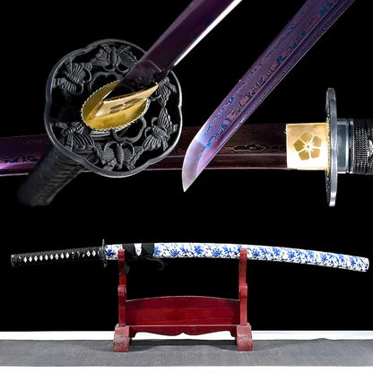 Montage complet du katana japonais Tomoe Gozen avec lame pourpre, saya blanc fleuri, tsuba noire et poignée traditionnelle.