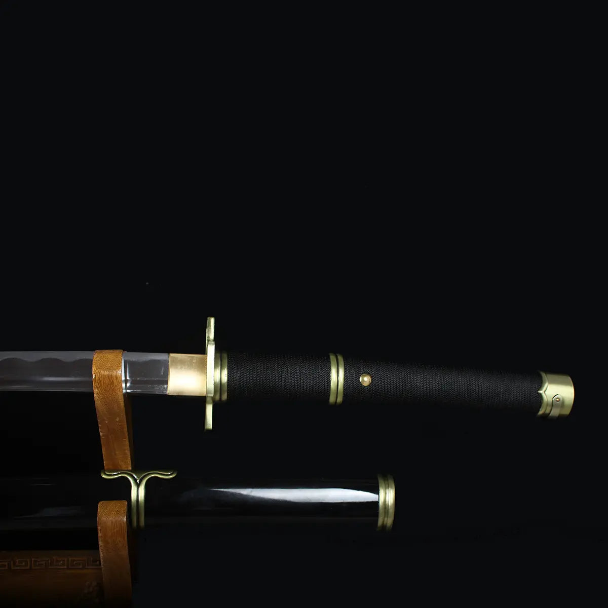 Gros plan sur la garde et le manche du katana japonais Yubashiri, réplique fidèle du sabre de Roronoa Zoro One Piece.