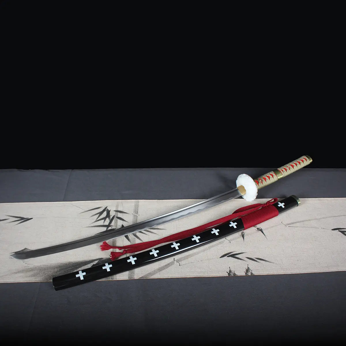 Katana japonais Kikoku complet de Trafalgar Law One Piece avec saya noir à croix, sageo rouge et lame en acier carbone.