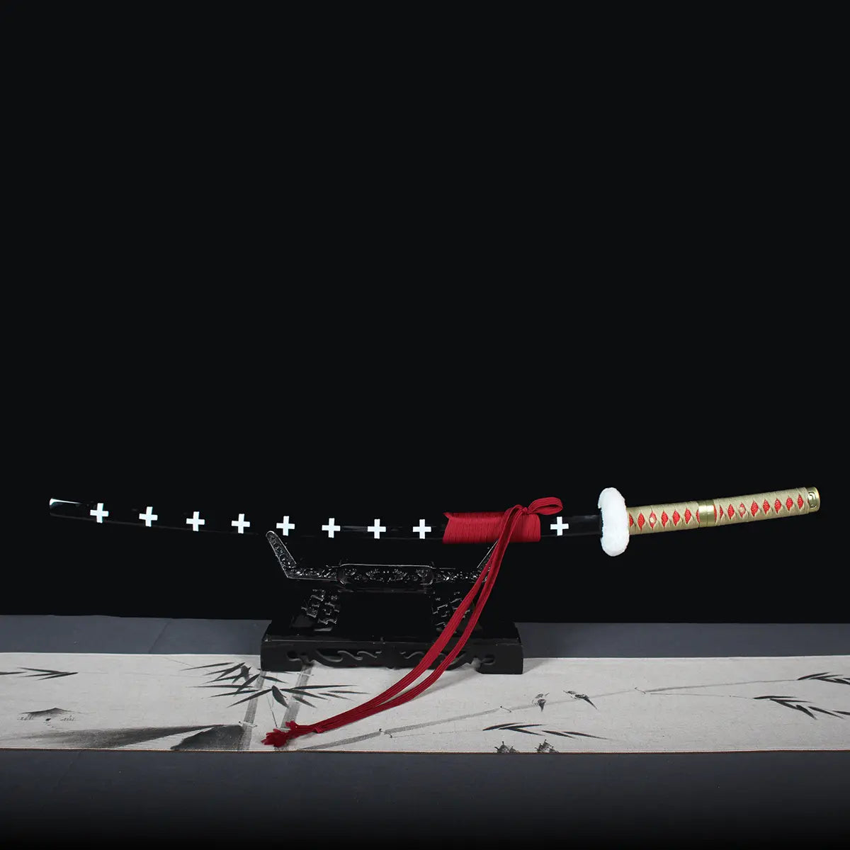 Katana japonais Kikoku de Trafalgar Law, réplique One Piece avec saya noir à croix blanches et tsuka doré finition luxe.