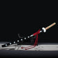 Saya noir décoré de croix blanches avec sageo rouge du katana Kikoku Trafalgar Law One Piece, finition artisanale japonaise.
