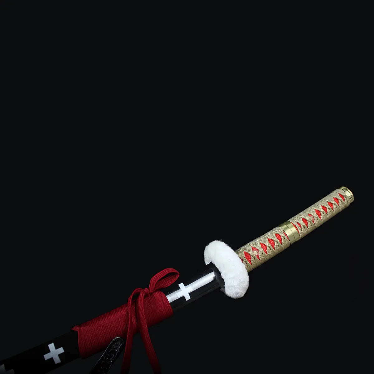 Poignée dorée du katana Kikoku de Trafalgar Law One Piece, tsuka en peau de raie synthétique et tressage rouge traditionnel.