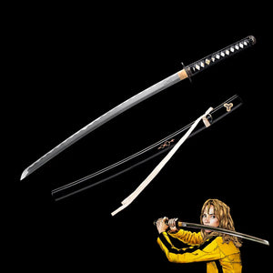 Katana Kill Bill inspiré du sabre Hattori Hanzo, lame acier argentée avec hamon visible, manche noir tressé en losanges blancs, fourreau noir orné de motifs dorés et ruban blanc, présenté sur fond noir avec illustration de la Mariée en combinaison jaune brandissant le sabre.