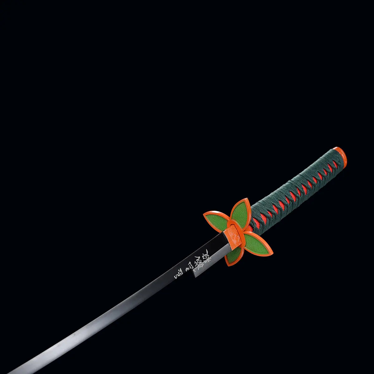 Manche traditionnel vert et rouge du katana Kochou Kanae – réplique Demon Slayer élégante avec tressage fidèle aux sabres japonais.