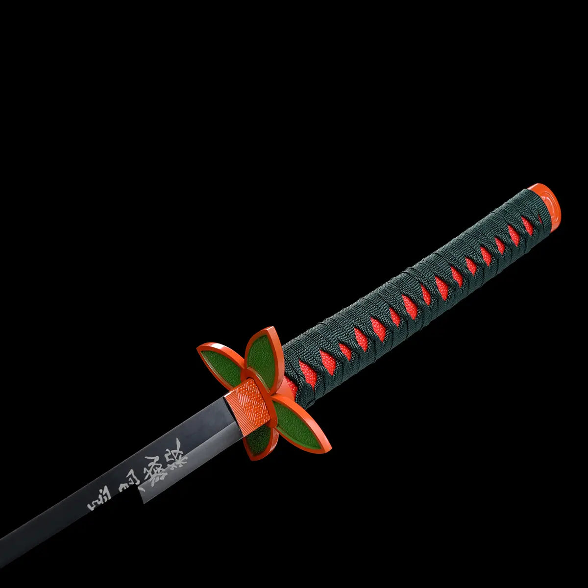 Gros plan sur la tsuba papillon du katana Kochou Kanae – une réplique Demon Slayer raffinée, conçue en acier carbone avec détails authentiques.