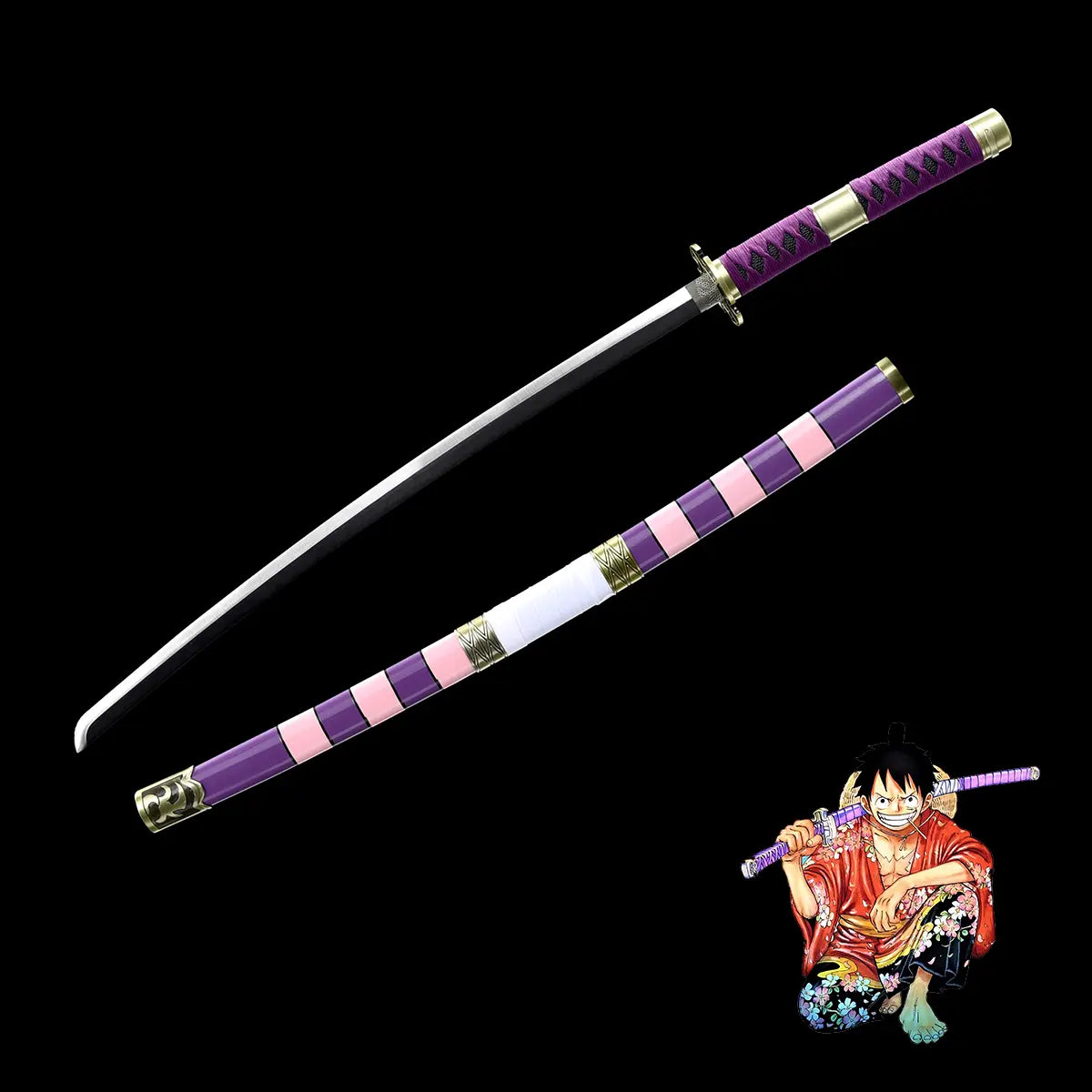 Katana Nidai Kitetsu de Luffy One Piece en acier carbone, lame brillante posée sur fond noir avec fourreau violet et rose laqué, personnage Luffy en bas à droite en illustration