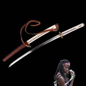 Katana de Michonne The Walking Dead Zombie Slayer en acier carbone 1045, lame brillante tranchant rasoir, manche blanc tressé avec fourreau marron et lanière, présenté sur fond noir avec personnage de Michonne en arrière-plan.