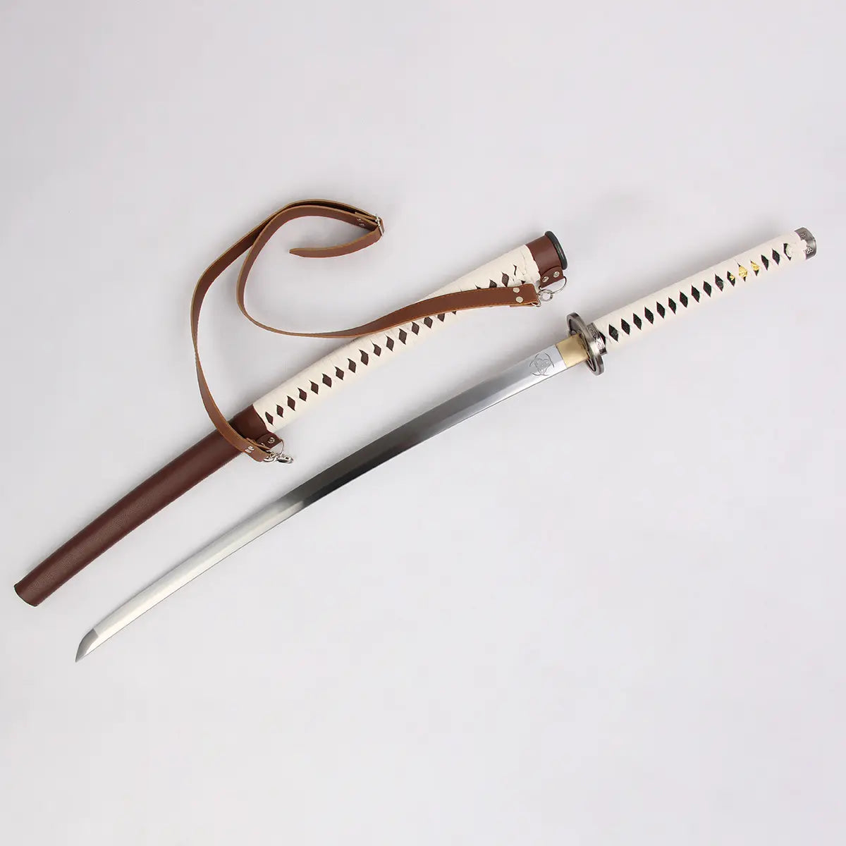Vue complète du katana de Michonne avec son fourreau marron en cuir et sangle, réplique inspirée de The Walking Dead.