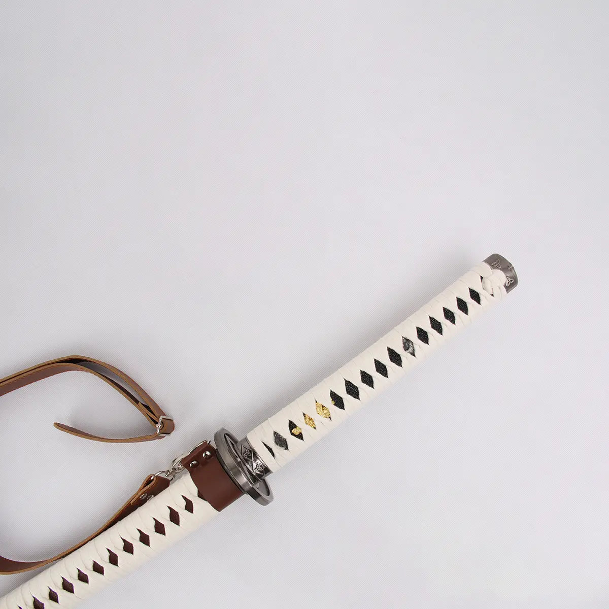 Détail de la garde en métal du katana Michonne “Zombie Slayer”, motif apocalyptique inspiré de The Walking Dead, finition artisanale réaliste.