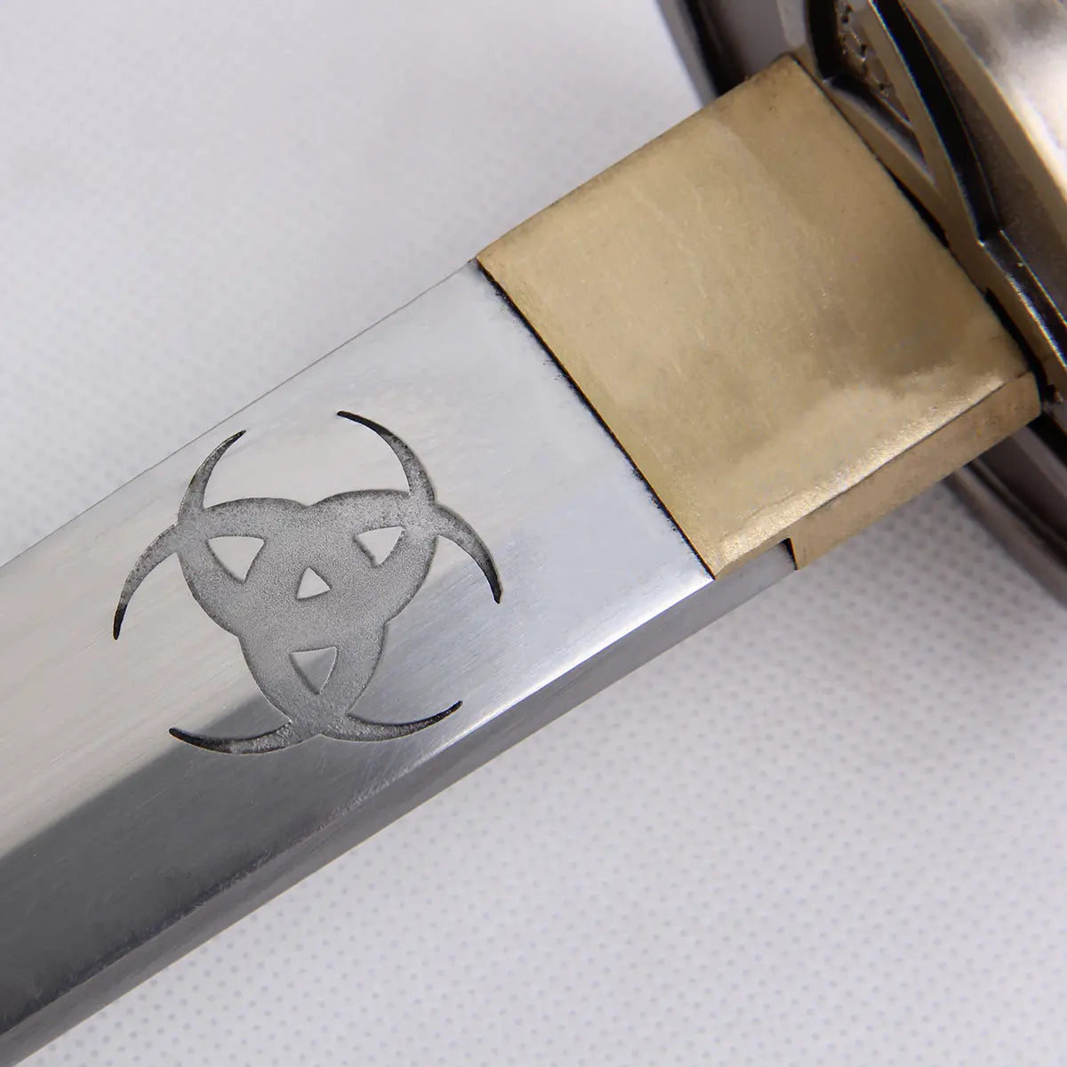 Gravure du symbole biohazard sur la lame en acier du katana Michonne, réplique haut de gamme fidèle à l’arme iconique de The Walking Dead