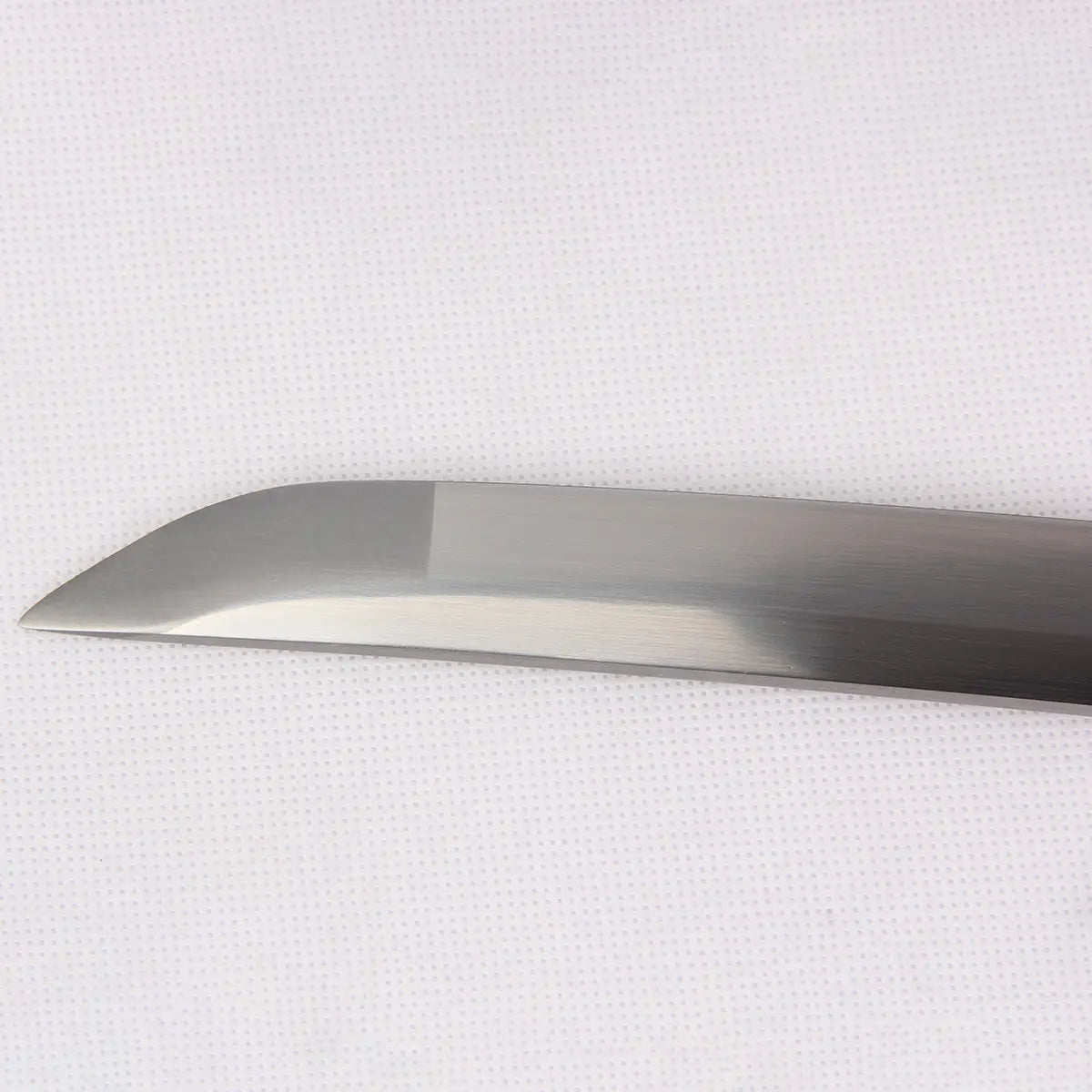 Gros plan sur la pointe et le tranchant en acier carbone 1045 du katana Michonne “Zombie Slayer”, finition haut de gamme.