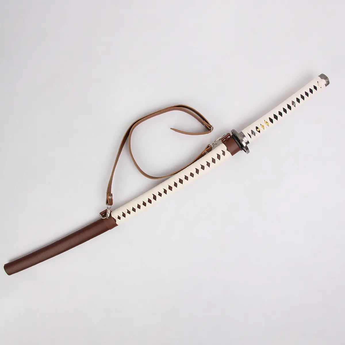 Katana de Michonne “Zombie Slayer” issu de The Walking Dead, lame acier carbone 1045, posé dans son fourreau marron et poignée blanche tressée.
