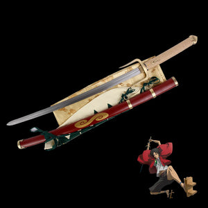 Katana Mugen de l’anime Samurai Champloo posé sur un tissu doré décoratif, lame acier brillante, manche beige tressé, fourreau rouge orné de motifs dorés, fond noir avec illustration du personnage Mugen en posture de combat.