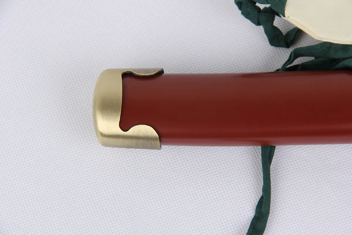 Gros plan sur l’extrémité du fourreau en métal bronze, finition haut de gamme du sabre de Mugen, réplique fidèle de Samurai Champloo.