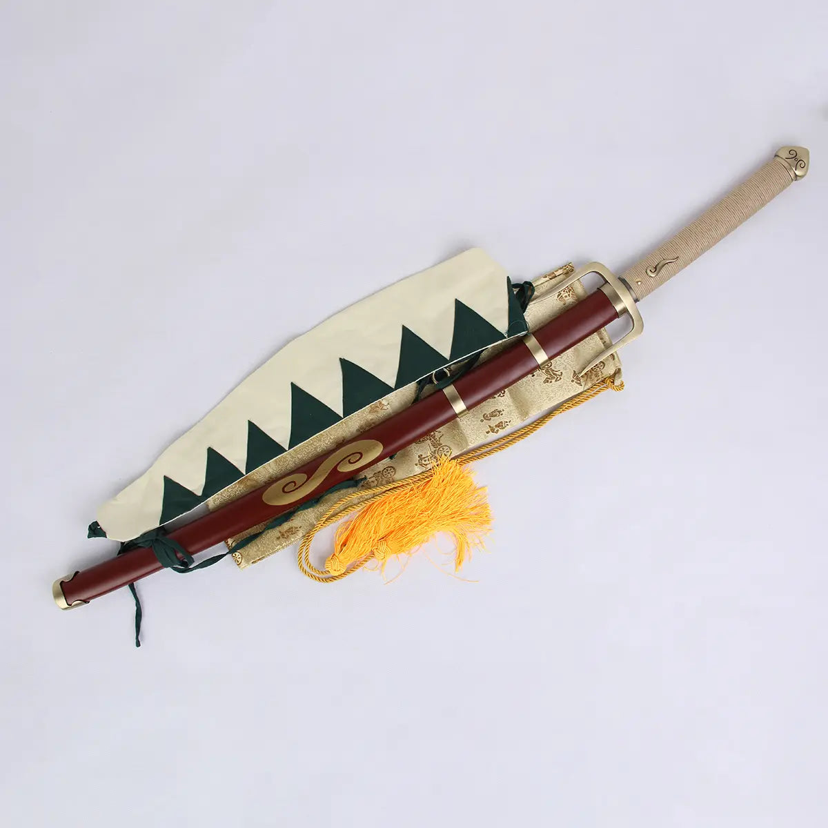 
Vue complète du katana Mugen “Typhoon Swell” dans son fourreau rouge et or, posé sur un tissu doré brodé, ambiance artisanale et traditionnelle japonaise.