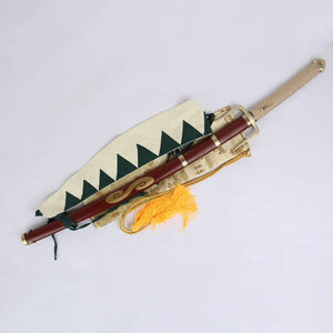 
Vue complète du katana Mugen “Typhoon Swell” dans son fourreau rouge et or, posé sur un tissu doré brodé, ambiance artisanale et traditionnelle japonaise.