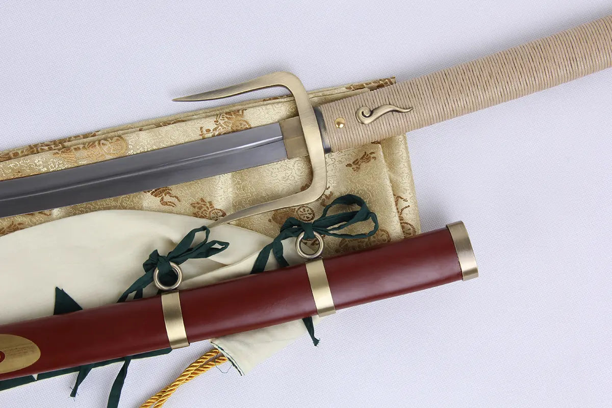 Plan rapproché sur la jonction garde et fourreau, avec textures en bronze et décor asiatique brodé, ambiance premium.